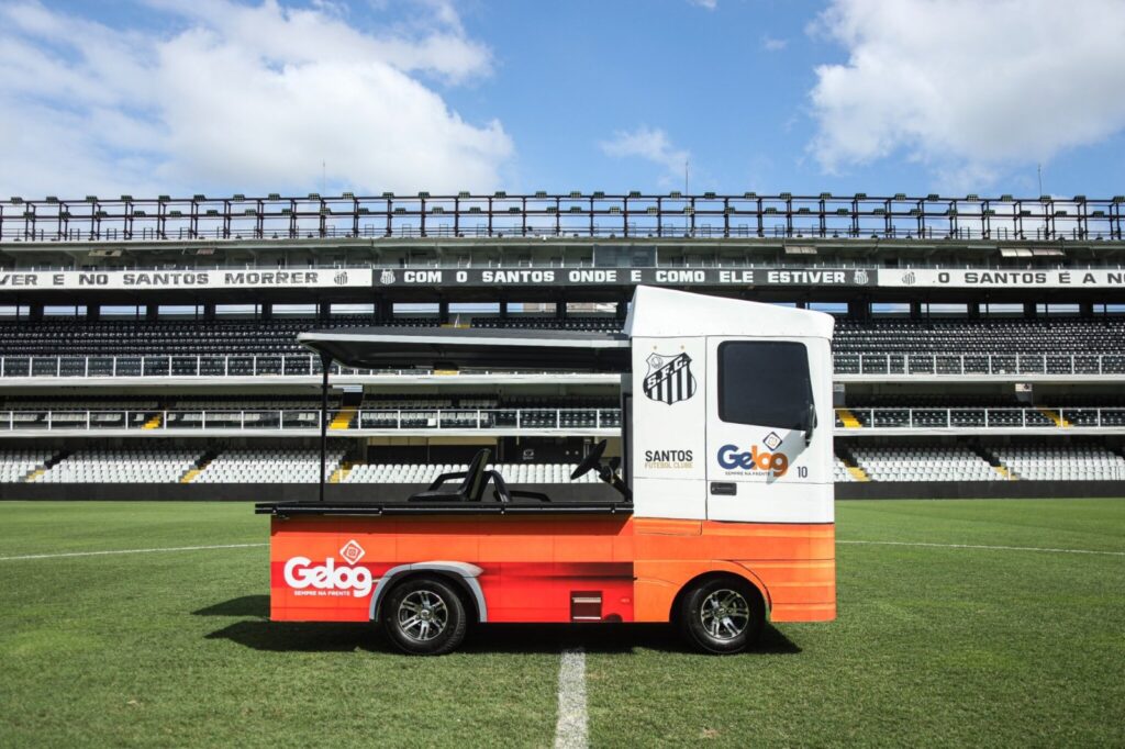 arrinho maca do Santos ganha novo formato de caminhão em ação da parceria com a Gelog (Foto: Reinaldo Campos/Santos FC)