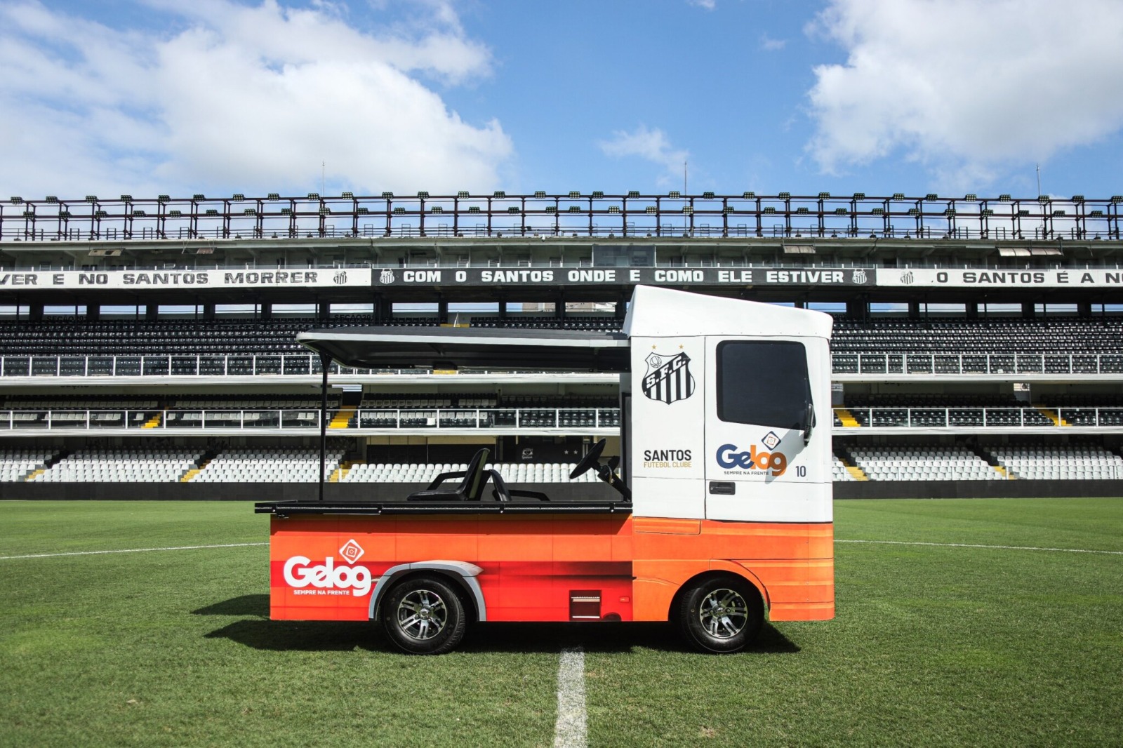 arrinho maca do Santos ganha novo formato de caminhão em ação da parceria com a Gelog (Foto: Reinaldo Campos/Santos FC)