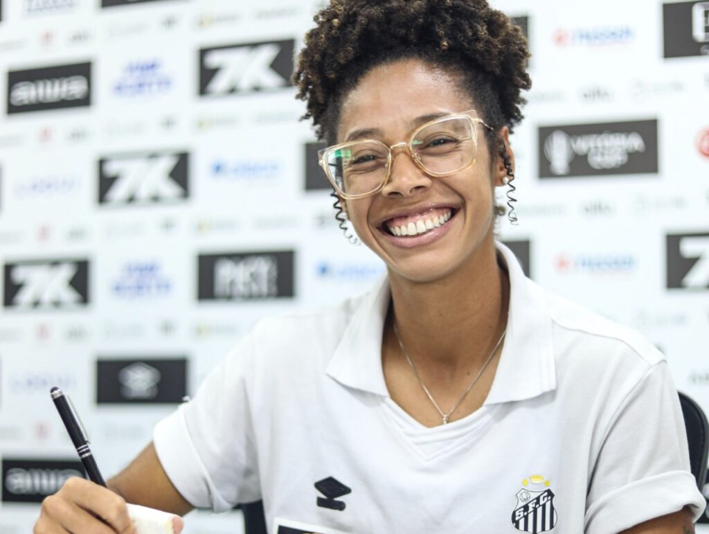Santos acertou renovação de contrato com Evellyn (Foto: Reinaldo Campos/Santos FC)