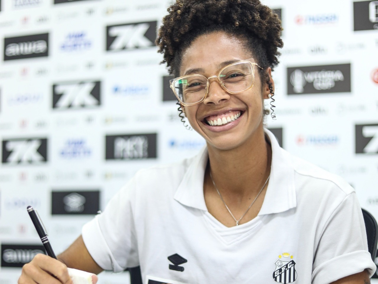 Santos acertou renovação de contrato com Evellyn (Foto: Reinaldo Campos/Santos FC)
