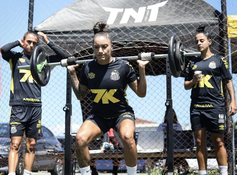 Sereias recebem palestra sobre ciclo menstrual (Foto: Reinaldo Campos/Santos FC)