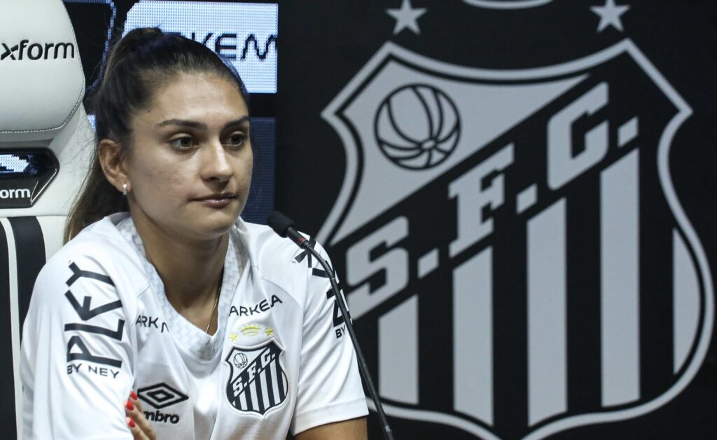 Letícia Santos foi apresentada como reforço do Santos (Foto: Reinaldo Campos/Santos F.C.)