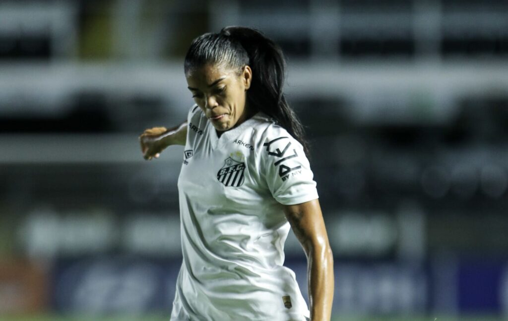 Larissa Vasconcelos não teve lesão diagnosticada (Foto: Reinaldo Campos/ Santos F.C.)