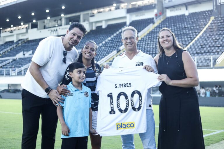Suzane ao lado dos familiares e diretoria do Santos (Foto: Reinaldo Campos/ Santos F.C.)