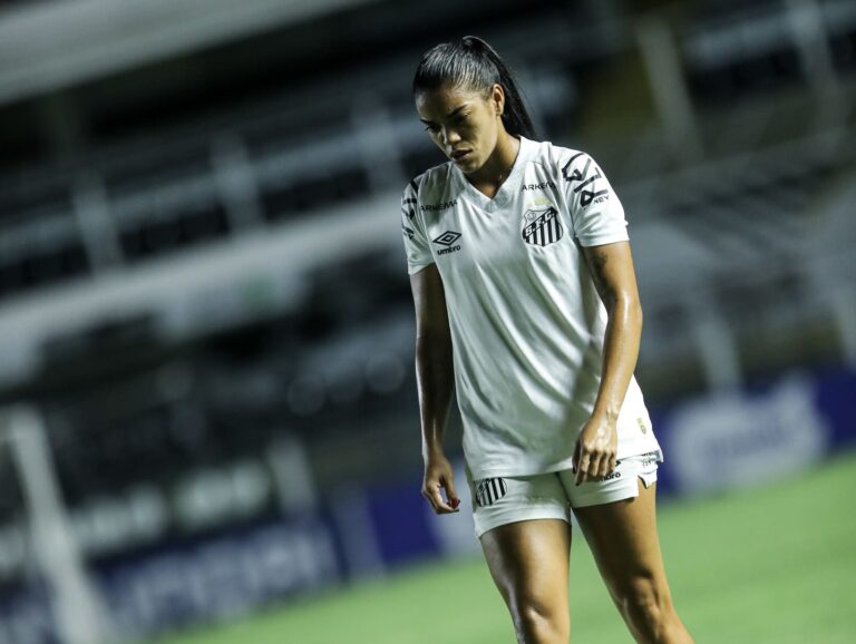 Larissa Vasconcelos precisou deixar o campo de ambulância (Foto: Reinaldo Campos/ Santos F.C.)