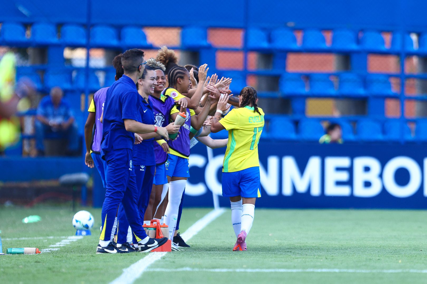 Evelin comemora com comissão técnica e jogadoras gol marcado contra Bolívia (Foto: Staff Images Woman / CBF)