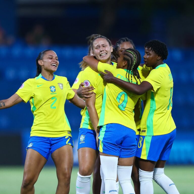 Samara (camisa 2) foi titular no duelo (Foto: Staff Images / CBF)
