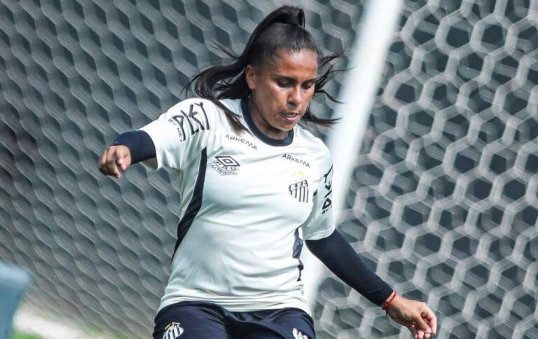 Katrine destaca adaptação e projeta estreia no Brasileiro Feminino (Foto: Reinaldo Campos/Santos FC)
