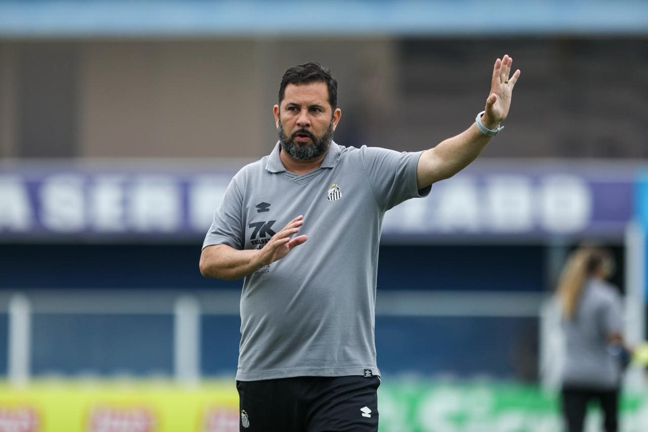 Caio Couto projeta estreia das Sereias da Vila no Brasileirão após imersão em Guararema (Foto: Divulgação/Santos FC)