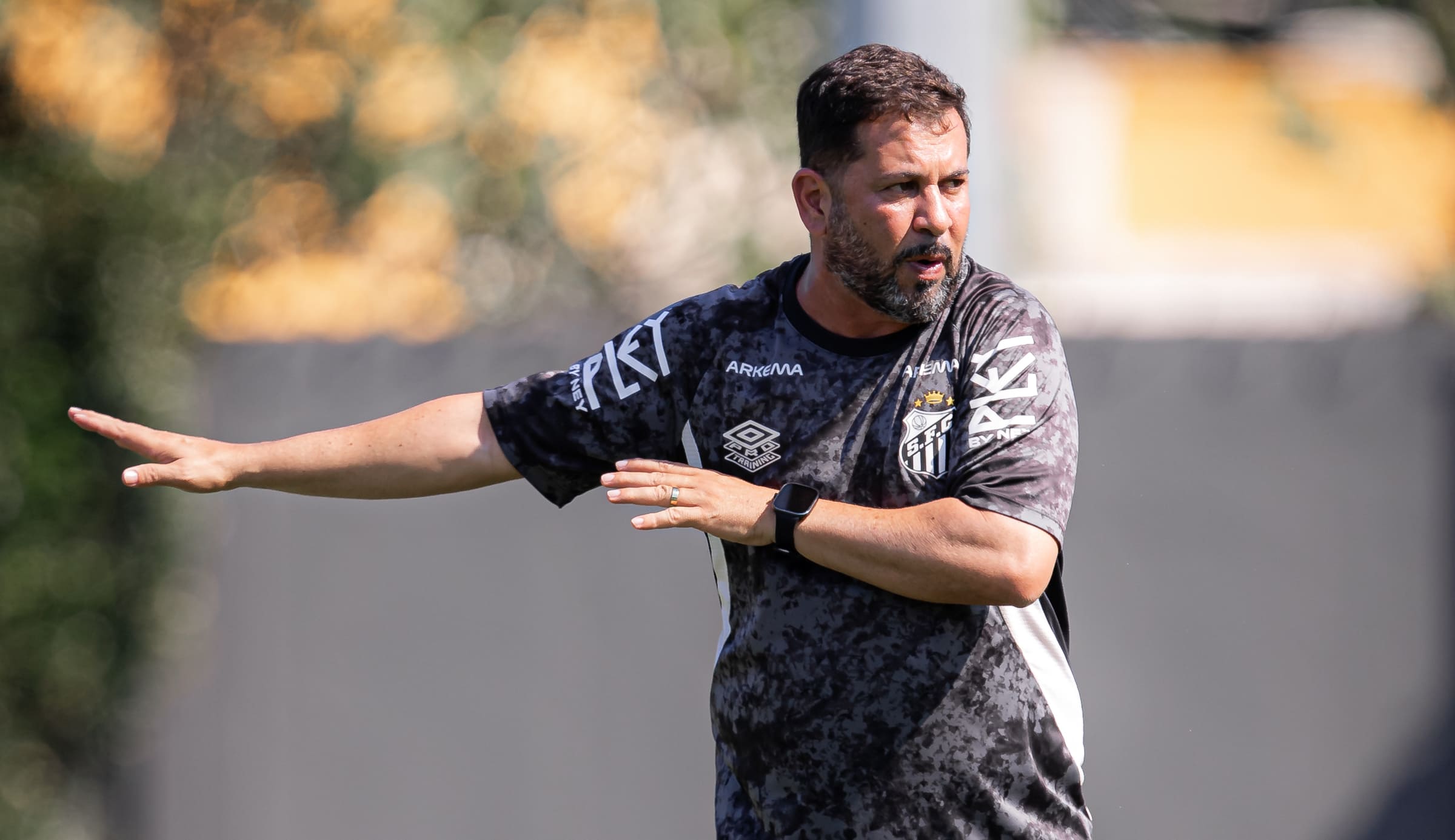 Caio Couto sofre com bolas paradas no Santos (Foto: Raul Baretta/Santos FC)