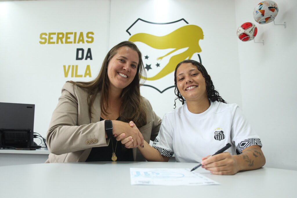 Evelin Bonifácio renova com as Sereias da Vila (Foto: Reinaldo Campos/Santos F.C.)