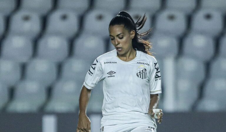 Meia-campista, Suzane Pires é desfalque contra o Internacional na próxima rodada (Foto: Reinaldo Campos/ Santos FC)