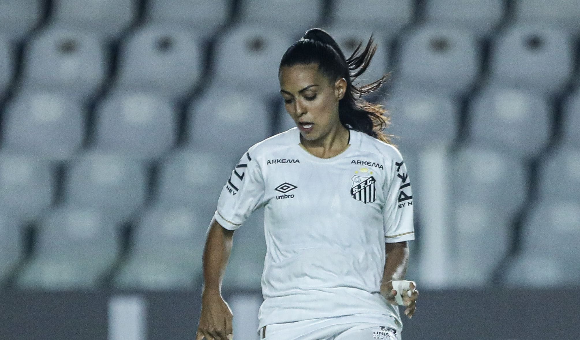 Meia-campista, Suzane Pires é desfalque contra o Internacional na próxima rodada (Foto: Reinaldo Campos/ Santos FC)