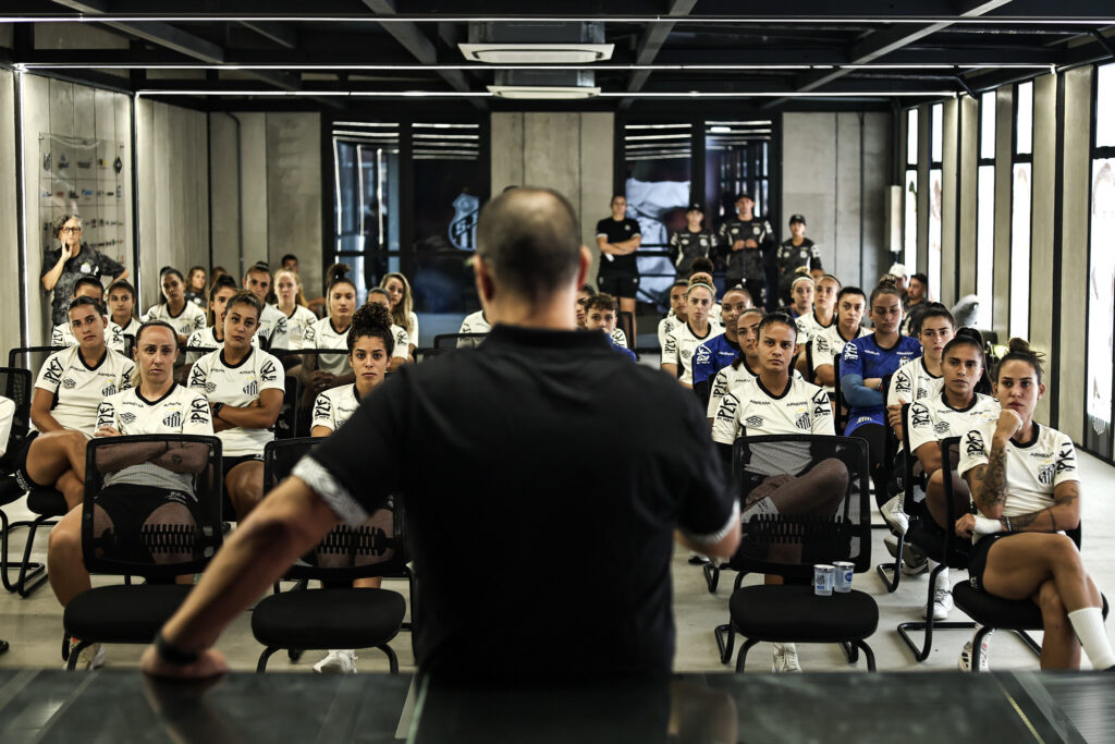 Marcelo Frigerio já conheceu o elenco do Santos após ser anunciado (Foto: Reinaldo Campos/Santos F.C.)