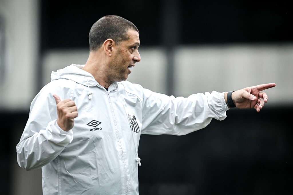 Marcelo Frigerio comandou seu primeiro treino no Santos (Foto: Reinaldo Campos/Santos FC)