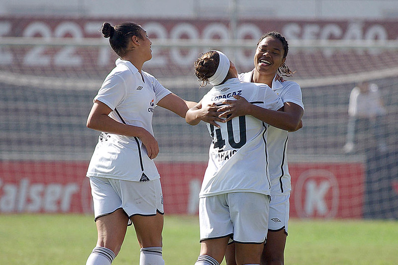 Renata Costa abraçando Thaisinha (Foto: Pedro Ernesto Guerra Azevedo/SantosFC)