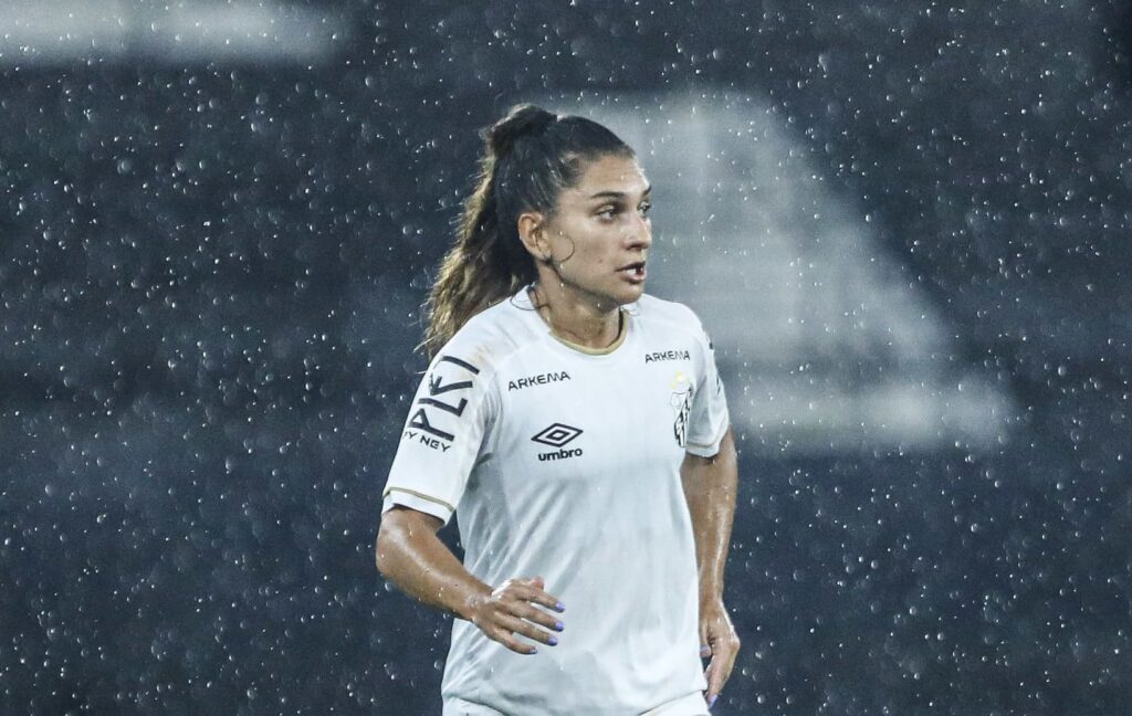 Letícia Santos foi titular no confronto (Foto: Reinaldo Campos/Santos FC)