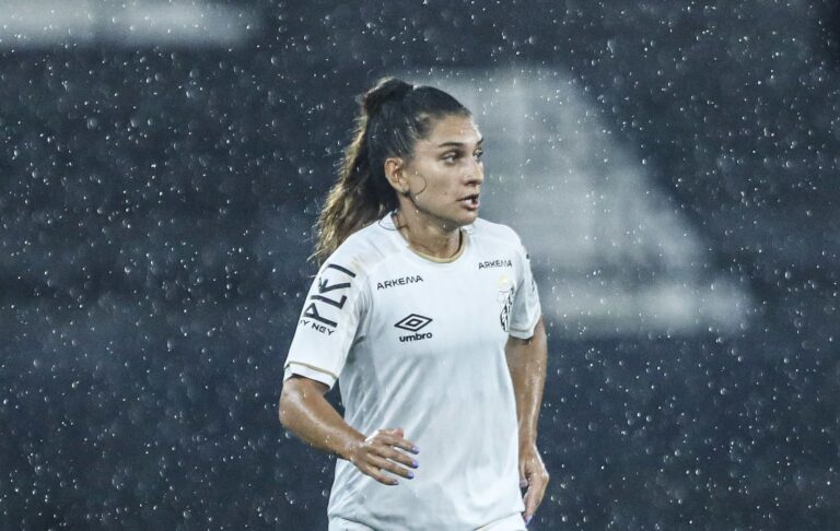 Letícia Santos foi titular no confronto (Foto: Reinaldo Campos/Santos FC)