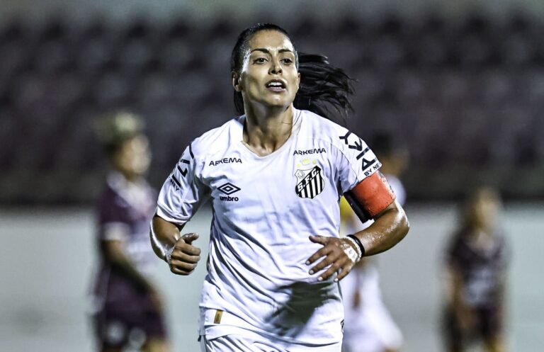 Suzane Pires ainda sonha com vaga na Copa do Mundo (Foto: Reinaldo Campos/Santos FC)