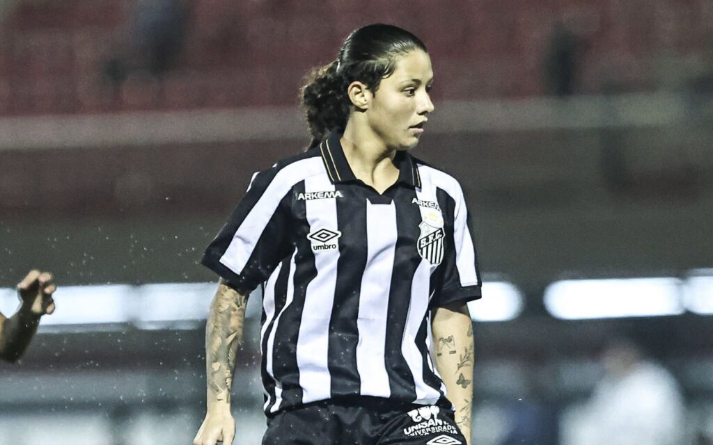 Evelin está suspensa na próxima rodada do Brasileirão (Foto: Reinaldo Campos/Santos FC)