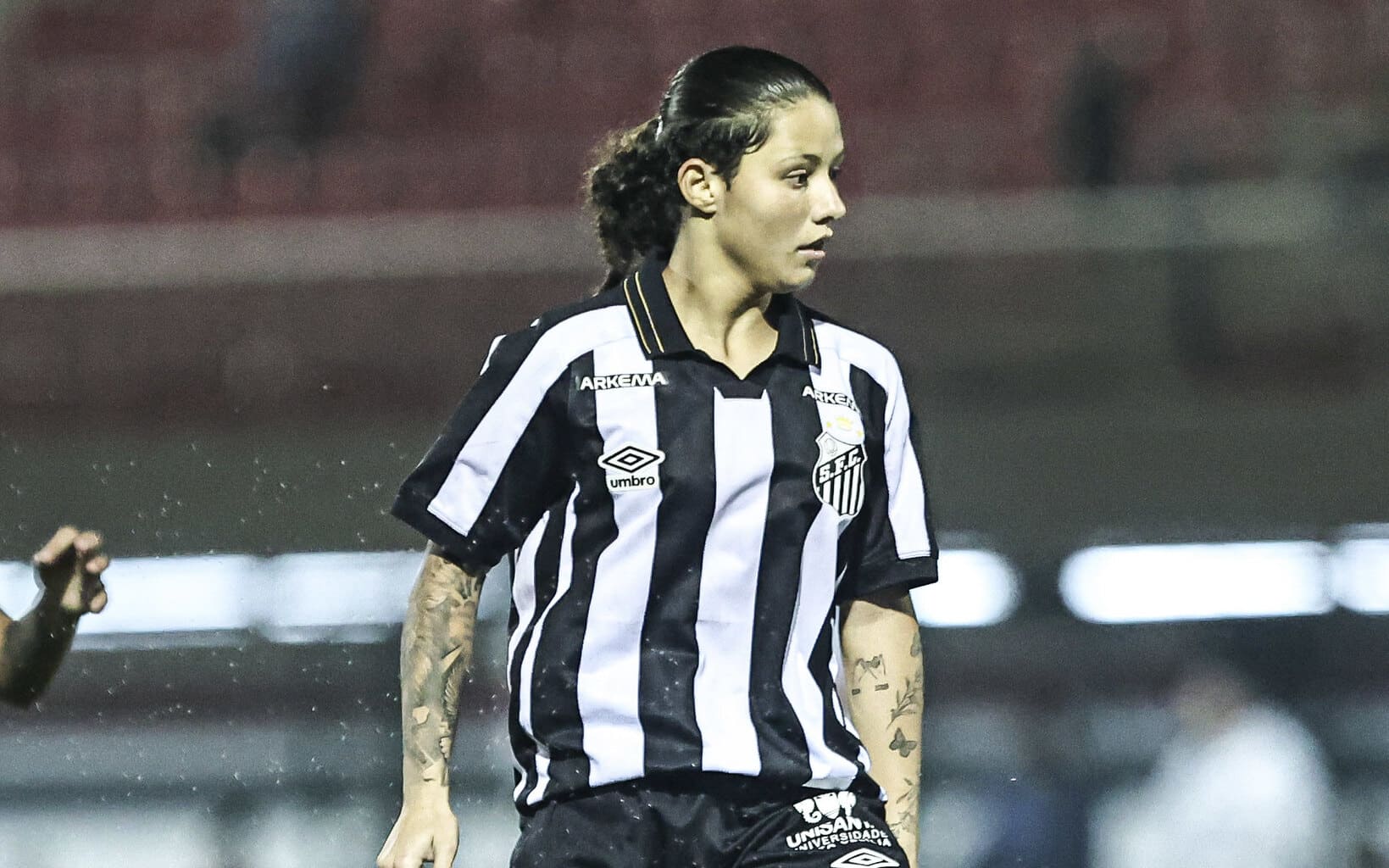 Evelin está suspensa na próxima rodada do Brasileirão (Foto: Reinaldo Campos/Santos FC)
