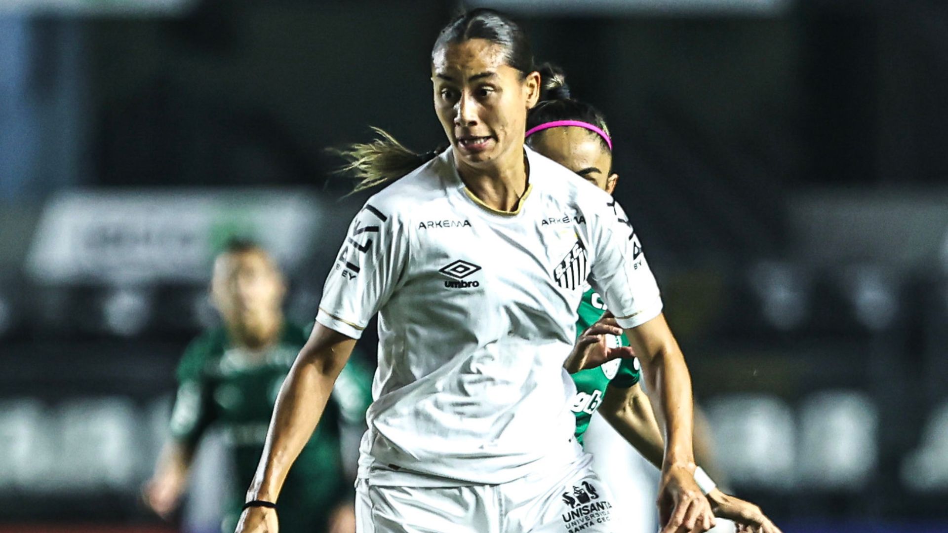 Carol Baiana cobra VAR no Brasileirão Feminino. (Foto: Reinaldo Campos/Santos FC)