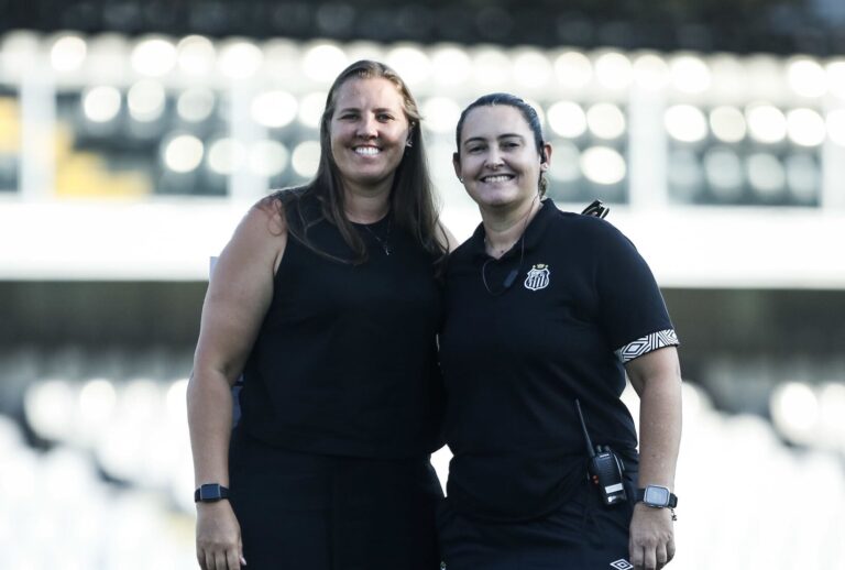 Thaís Picarte, coordenadora das Sereias da Vila, e Natália Galhote, supervisora da modalidade (Foto: Reinaldo Campos/Santos FC)