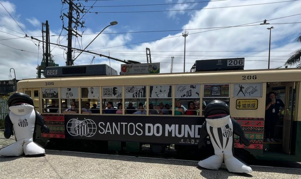 Com a participação de campeões mundiais e Sereias, Bonde da Copa será atração no próximo sábado (13) (Foto: Maria Cecília/Santos FC)