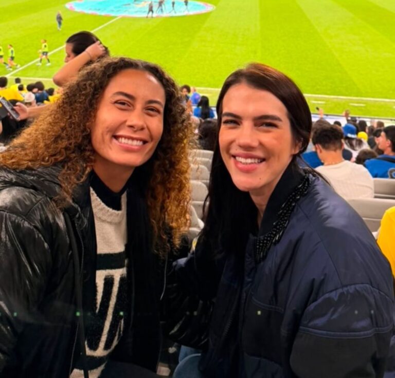 Carol Baiana e a esposa durante jogo do Brasil (Foto: Reprodução)