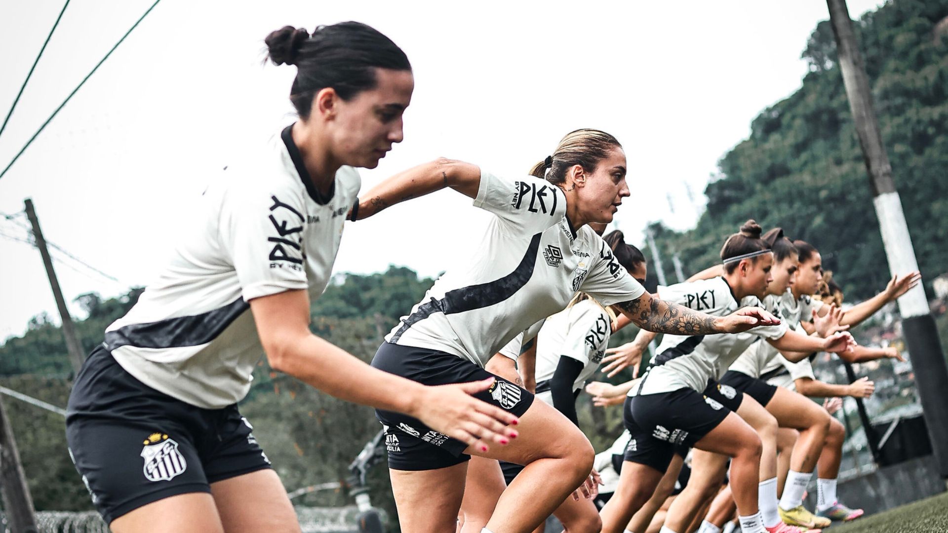 Sereias treinam na Vila Belmiro pela primeira vez sob comando de Frigerio. (Foto: Reinaldo Campos/Santos FC)