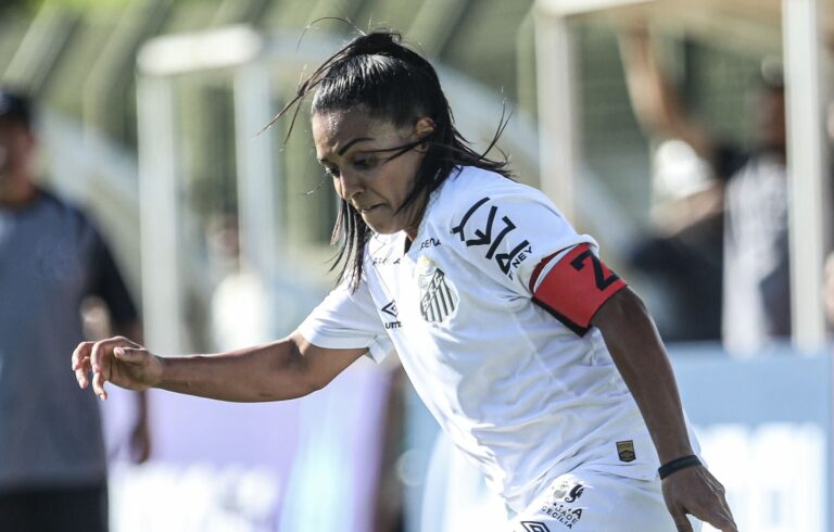 Suzane Pires leva dois amarelos e desfalca o Santos no Paulistão (Foto: Reinaldo Campos/Santos FC)
