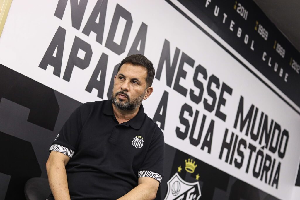 Caio Couto assumiu novo clube (Foto: Reinaldo Campos/ Santos F.C)