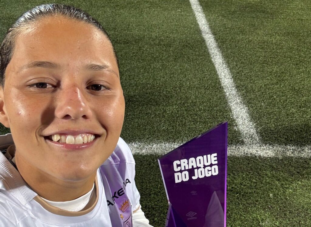 Evelin Bonifácio dedica prêmio de craque à família após vitória do Santos (Foto: Divulgação/Santos)