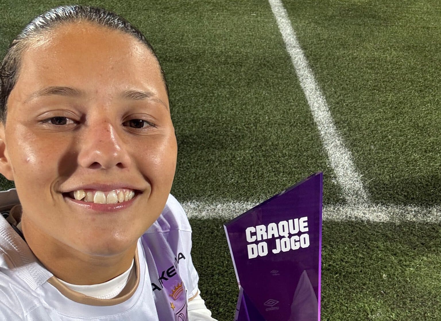 Evelin Bonifácio dedica prêmio de craque à família após vitória do Santos (Foto: Divulgação/Santos)