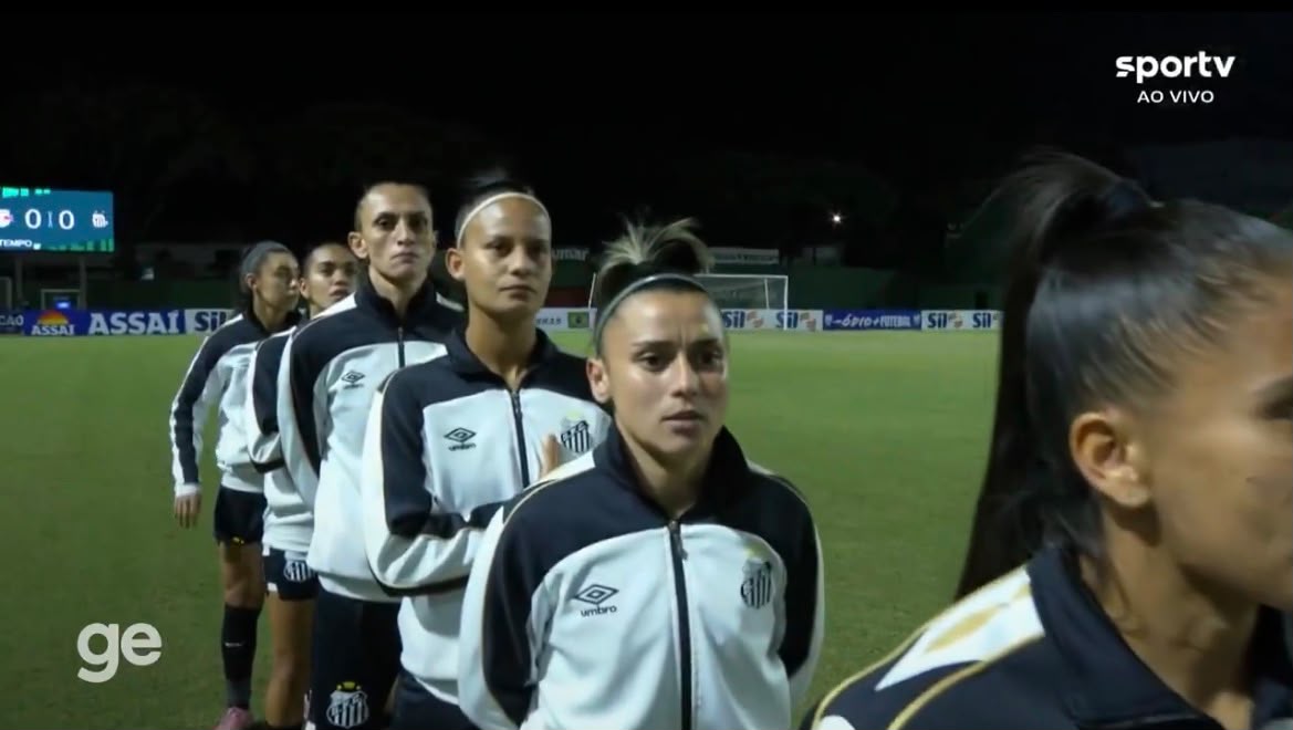 Hino Nacional é interrompido antes de Santos e Bragantino pelo Paulistão F (Foto: Reprodução/SporTV)