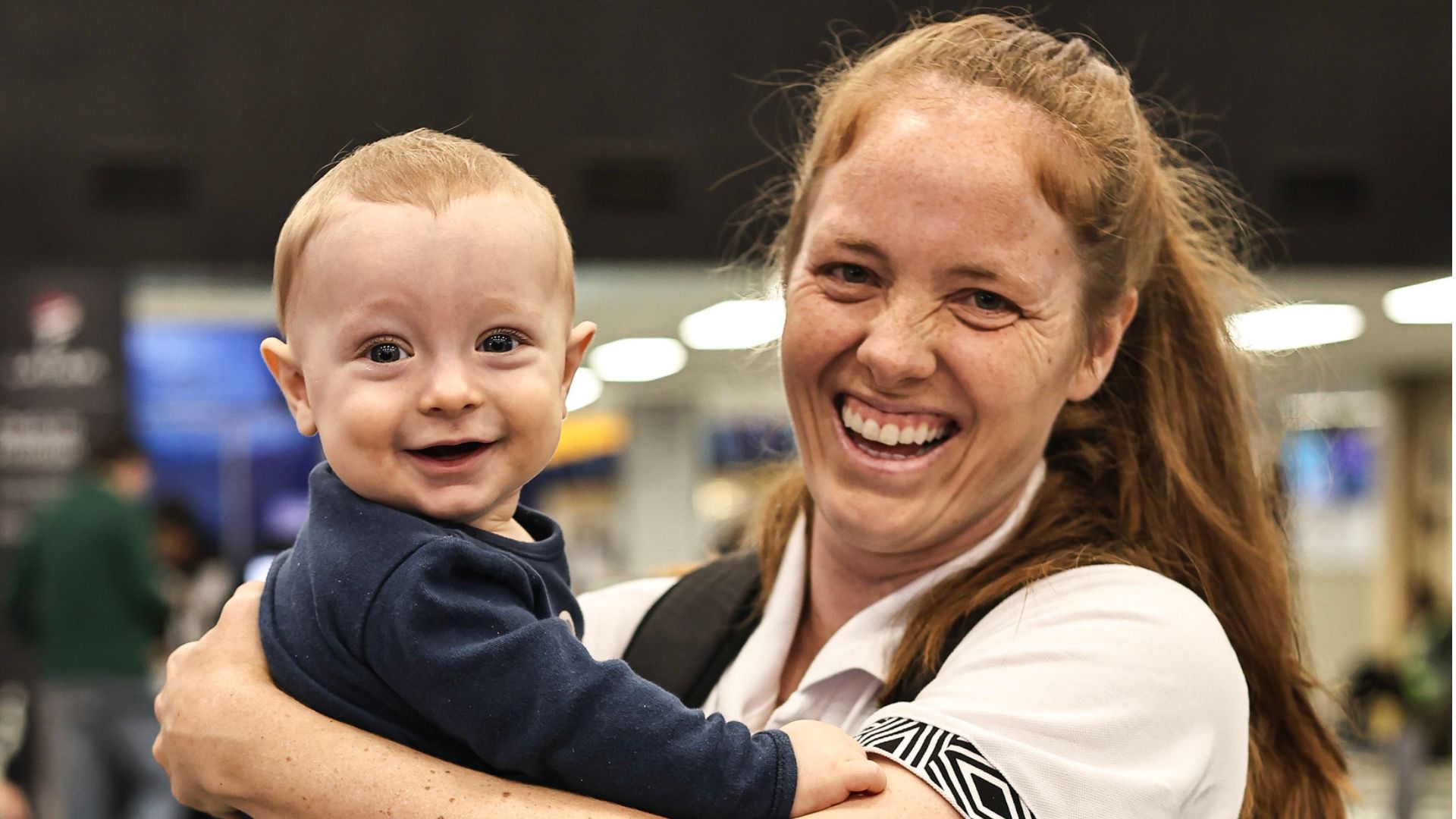 Ketlen com seu filho, Lucca. (Foto: Reinaldo Campos/ Santos F.C.)