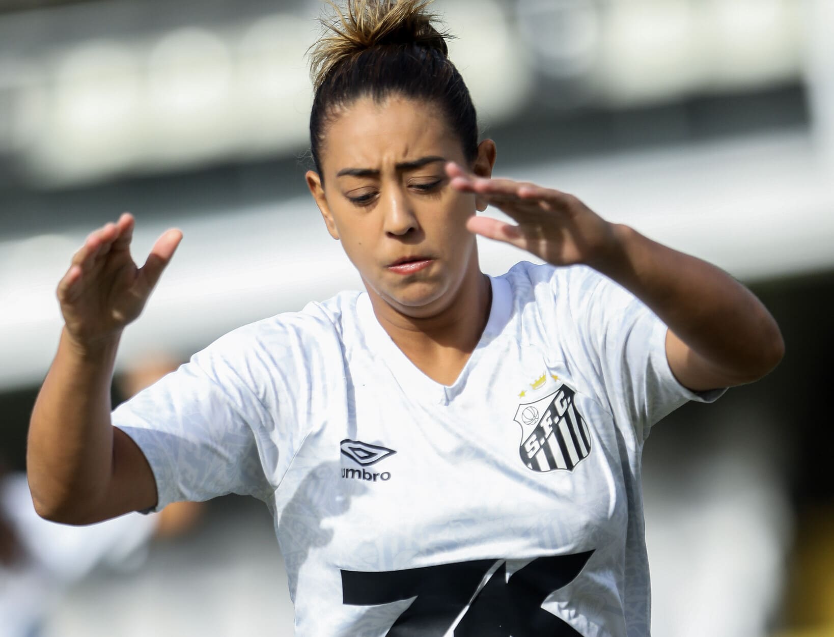 Nath Pitbull recebeu cartão vermelho na vitória do Santos sobre o Vitória (Foto: Reinaldo Campos/ Santos FC)