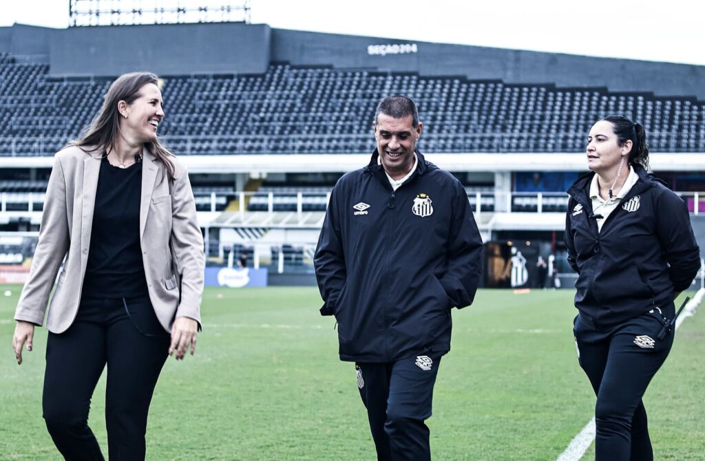Thaís Picarte, coordenadora; Marcelo Frigério, técnico; e Natalia Galhote, supervisora da equipe feminina do Santos (Foto: Reinaldo Campos/ Santos F.C)
