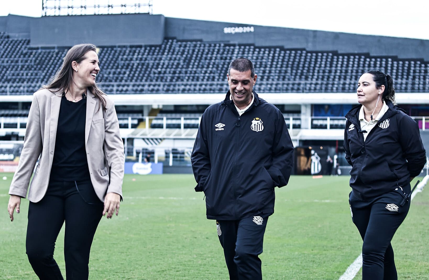 Thaís Picarte, coordenadora; Marcelo Frigério, técnico; e Natalia Galhote, supervisora da equipe feminina do Santos (Foto: Reinaldo Campos/ Santos F.C)