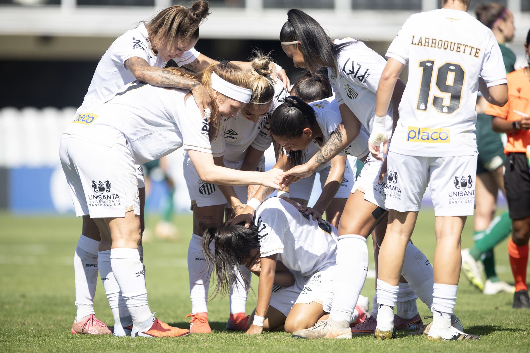 Jogadoras do Santos comemoram um dos gols da goleada por 4 a 0 sobre o Juventude (Foto: Reinaldo Campos/ Santos F.C)