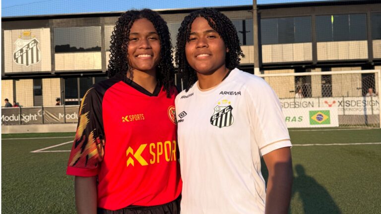 As irmãs gêmeas Raysa e Rayane se enfrentaram no Paulistão F Sub-20 (Foto: Reprodução/Santos FC)