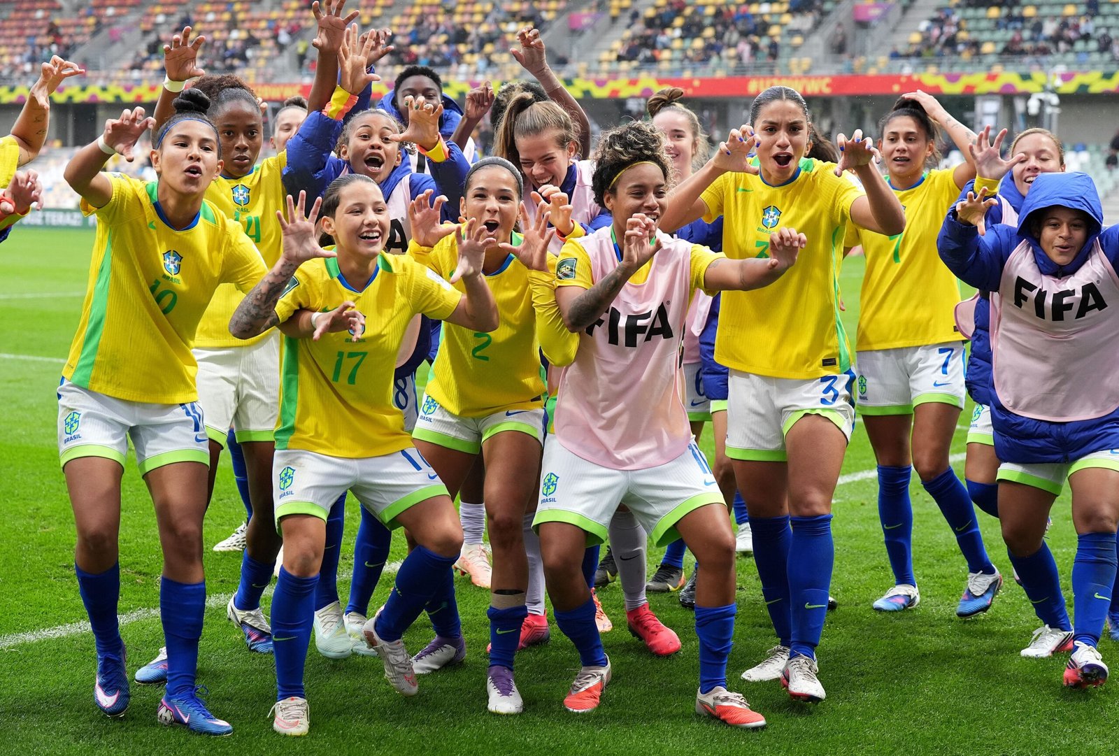 Evelin comemora ao lado das companheiras após a vitória do Brasil sobre a Inglaterra (Foto: Daniela Porcelli/Divulgação/FIFA/Getty Images)
