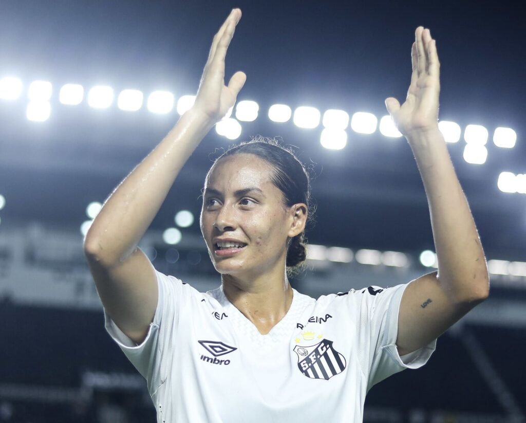 Carol Baiana renova contrato com o Santos até o fim de 2027 (Foto: Reinaldo Campos/Santos FC)