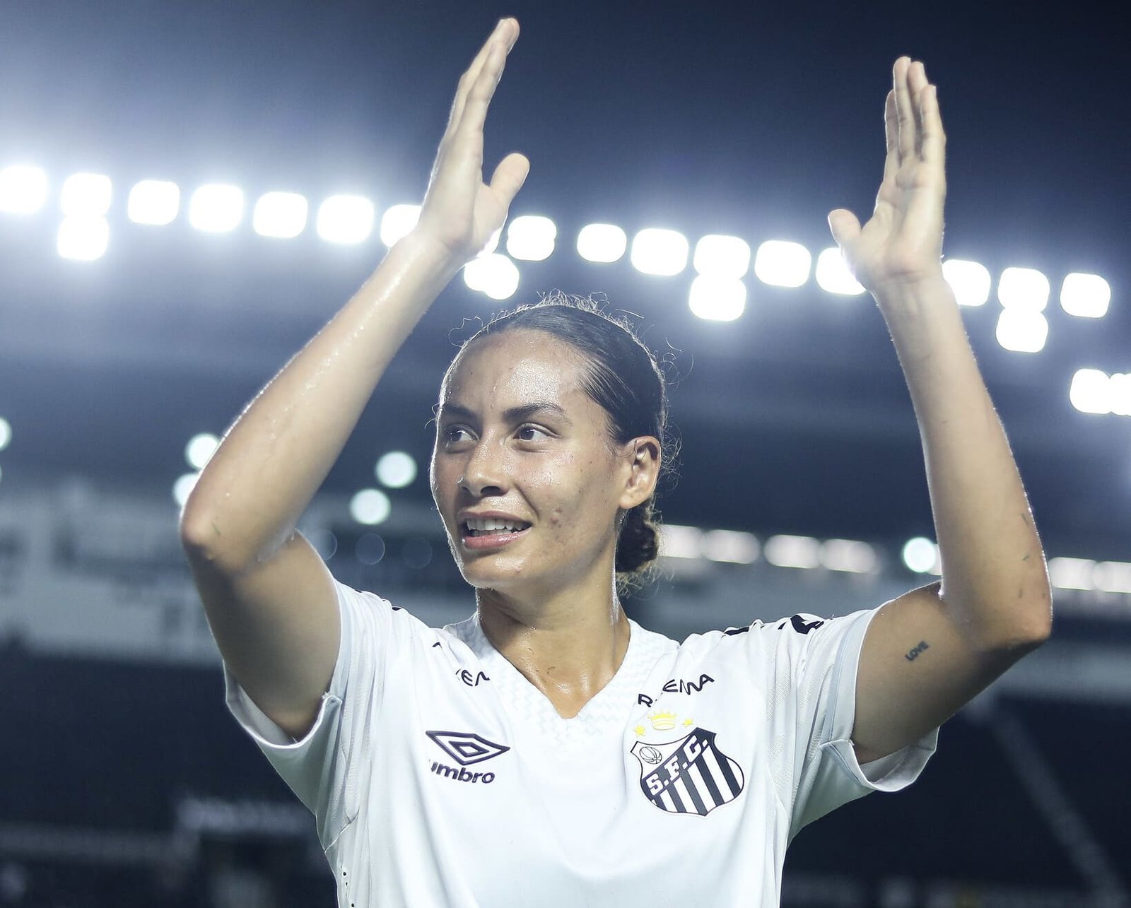 Carol Baiana renova contrato com o Santos até o fim de 2027 (Foto: Reinaldo Campos/Santos FC)