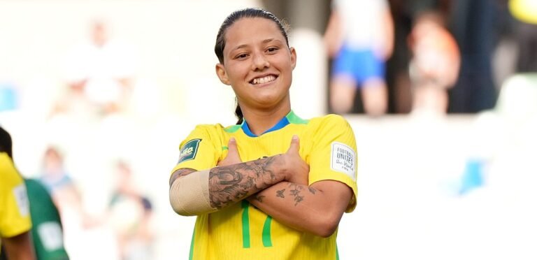 Evelin marcou dois gols na estreia do Brasil na Copa do Mundo Sub-20. (Foto: Divulgação/FIFA)