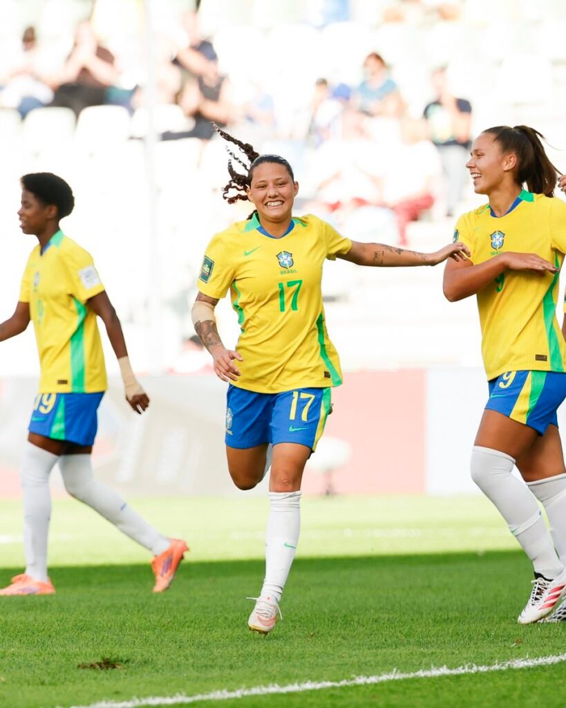 Evelin deu assistência para Vitorinha. (Foto: Luciana Vermell/CBF)