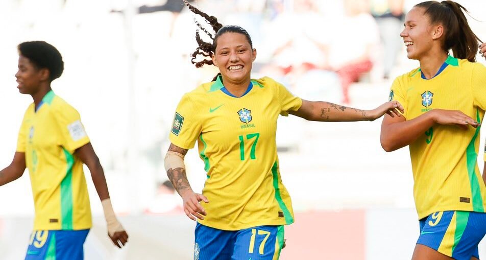 Evelin deu assistência para Vitorinha. (Foto: Luciana Vermell/CBF)