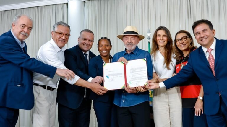 Lula sanciona lei em prol do futebol feminino. (Foto: Ricardo Stuckert)