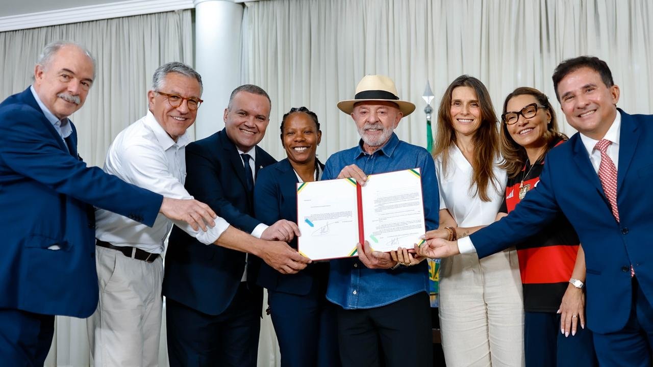 Lula sanciona lei em prol do futebol feminino. (Foto: Ricardo Stuckert)