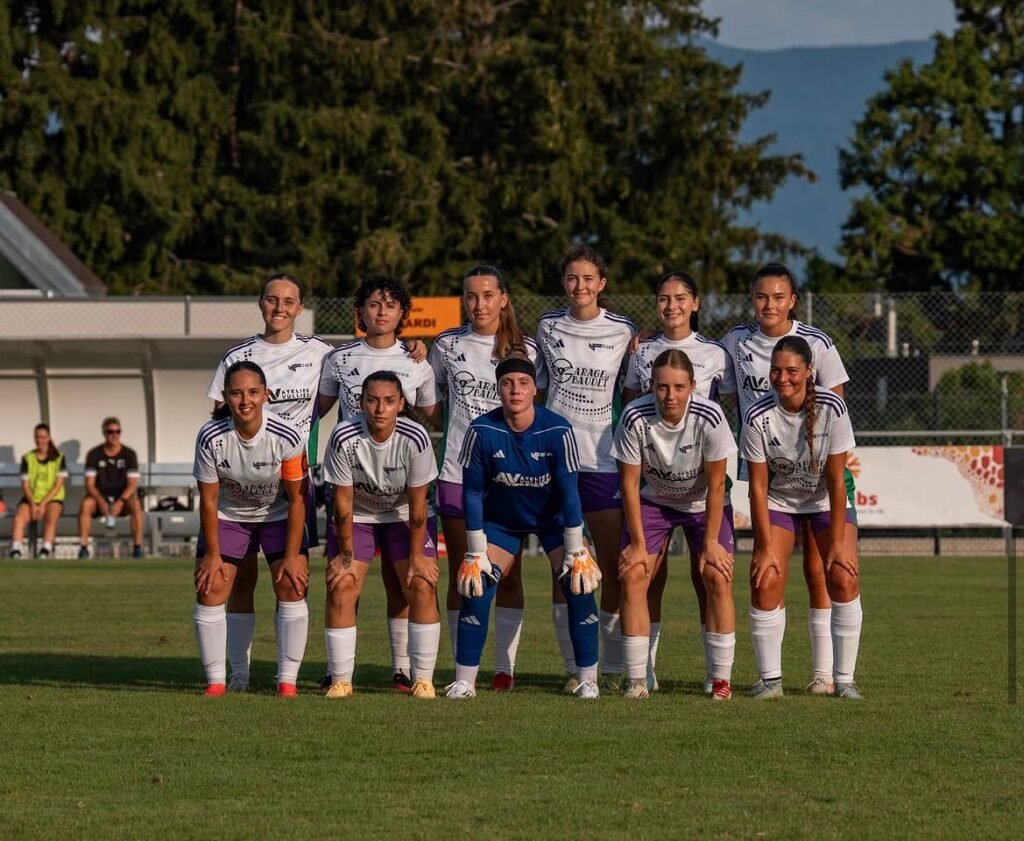Raíssa Calheiros (segunda da esquerda para a direita, em pé), Mel (segunda da esquerda para a direita, agachada) e Angélica (terceira da esquerda para a direita, agachada) já estrearam pelo novo clube (Foto: Divulgalção/ USTS)